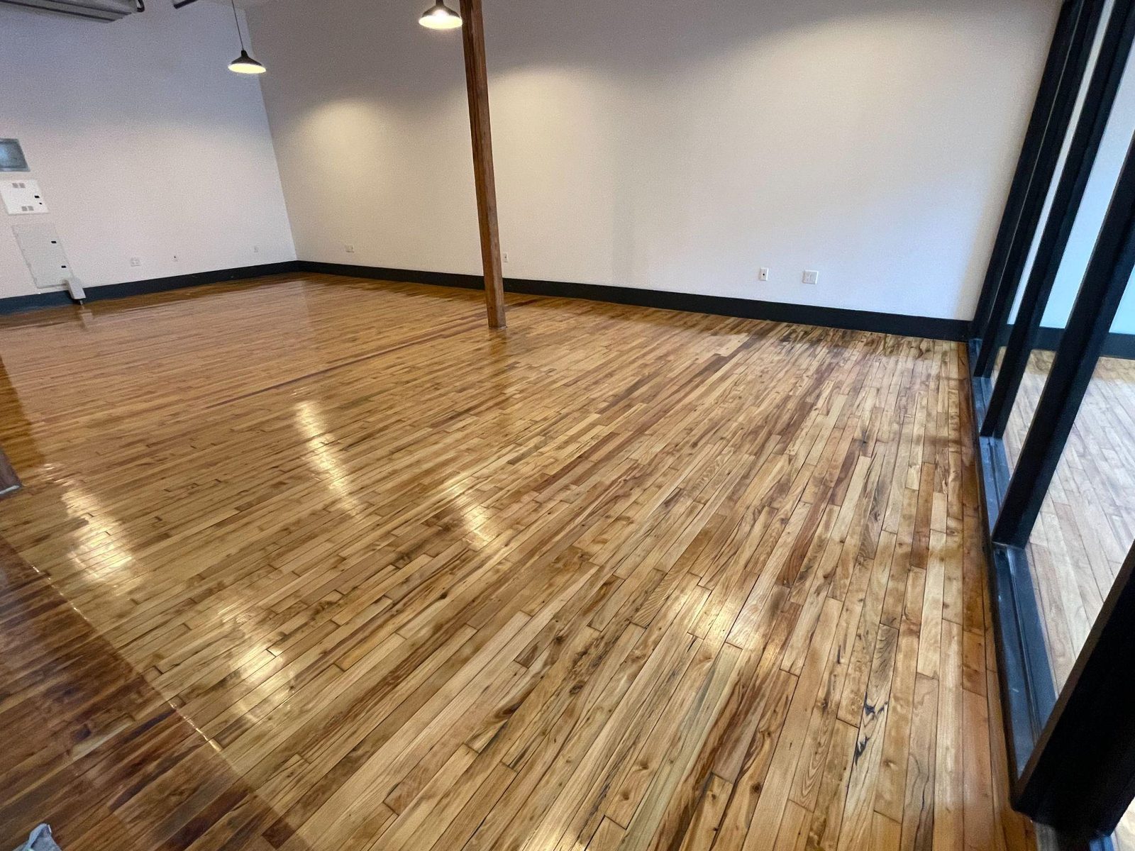 Unit 420/424 workspace with timber column and glass partition wall